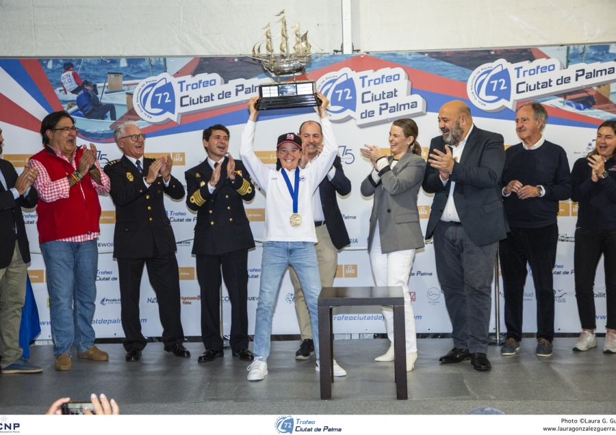 Juan Domingo levanta la carabela de plata como vencedor del 72 Ciutat de Palma